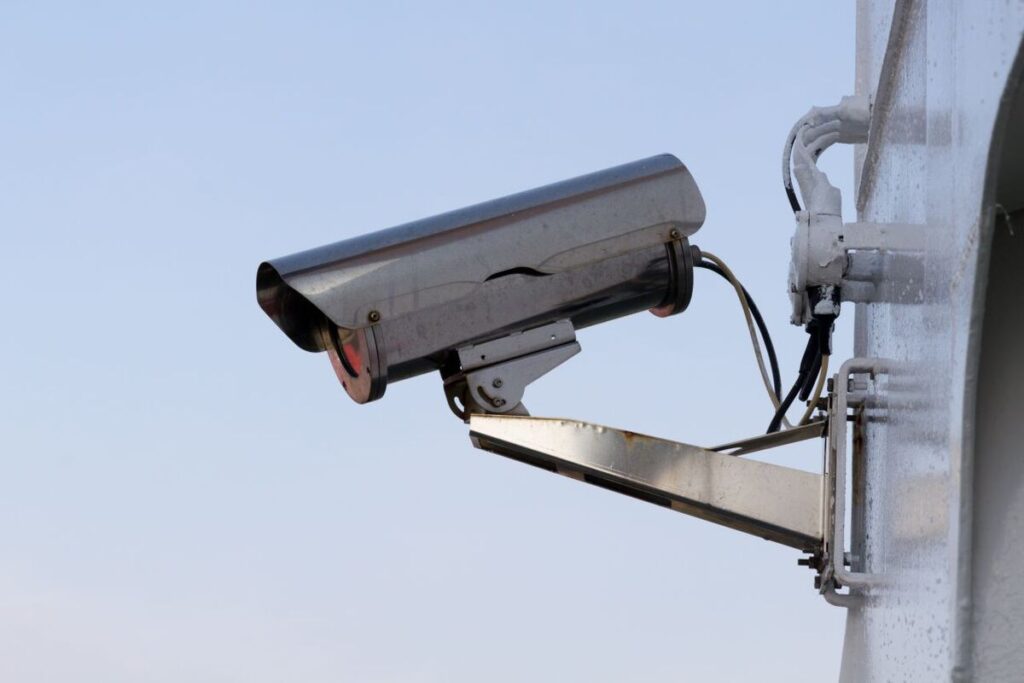Cámaras de seguridad en zonas residenciales para prevención de delitos.